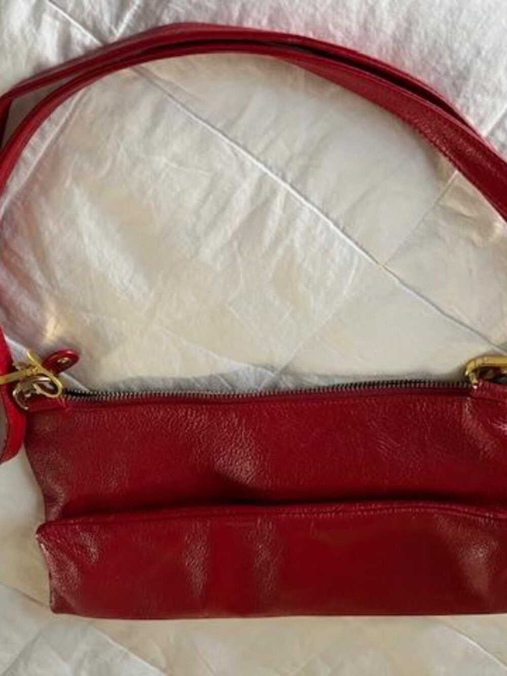 'Hip Chick' Red Enlargeable/Foldable Snap & Zip Leather Purse w/Adjustable Strap - Picture 2 of 3